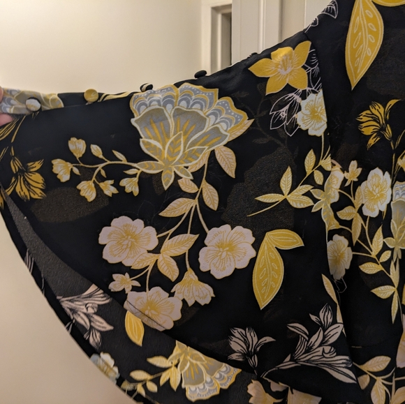 LOFT black, flutter sleeve blouse in a yellow floral pattern, size 24 - Picture 5 of 12